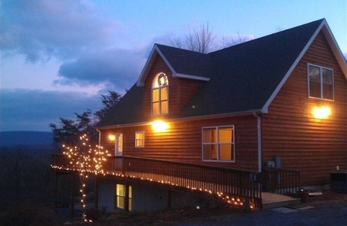Berkeley Springs Ski Chalet | Secluded,Mountain View, House, Hot tub, Wifi, King beds, Near Cacapon State Park
