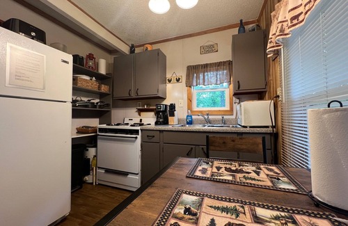 Jasper Cabin | Secluded mountain cabin with Ozark views from porch!