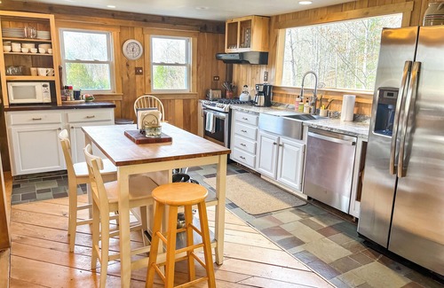 Granville House | Secluded Mountain Getaway with Hot tub and Views!