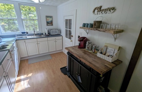 Hood Cabin | Secluded Mountain Retreat - Cozy Cabin on 8 Private Acres Near Shenandoah