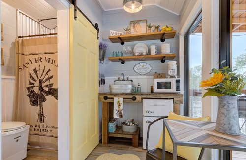 Hondo Cabin | Secluded & Romantic Tiny Farmhouse Getaway