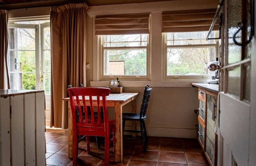Leura Cabin | Secluded Rustic Charm: Buttercup Oasis with Hot Tub