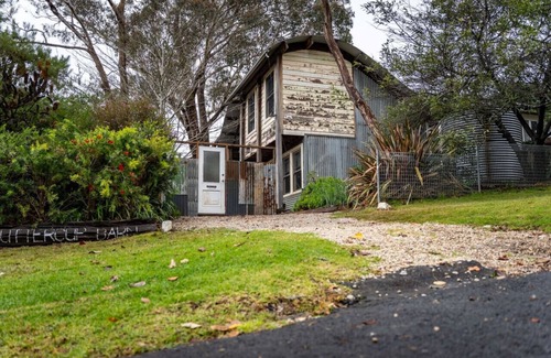 Leura Cabin | Secluded Rustic Charm: Buttercup Oasis with Hot Tub