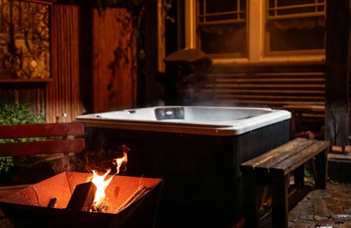 Leura Cabin | Secluded Rustic Charm: Buttercup Oasis with Hot Tub