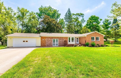 Hamburg Township House | Secluded, Spacious 3BR/2BA Lake Country Getaway