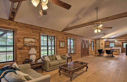 Willis Cabin | Secluded Texas Getaway w/ 25 Acres & Private Yard