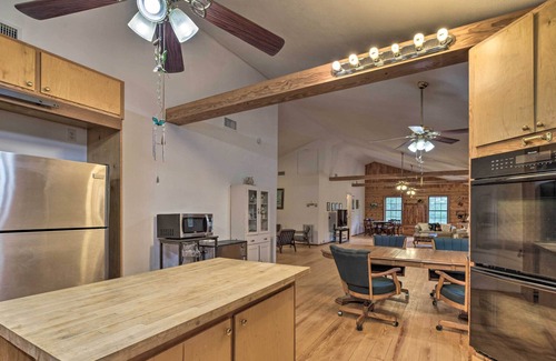 Willis Cabin | Secluded Texas Getaway w/ 25 Acres & Private Yard