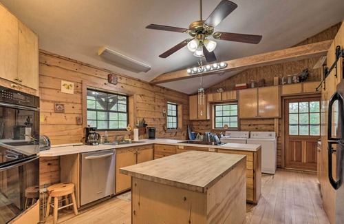 Willis Cabin | Secluded Texas Getaway w/ 25 Acres & Private Yard