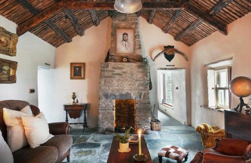 Ballyliffin House | Secluded Thatched Cottage, near beaches & hill walking