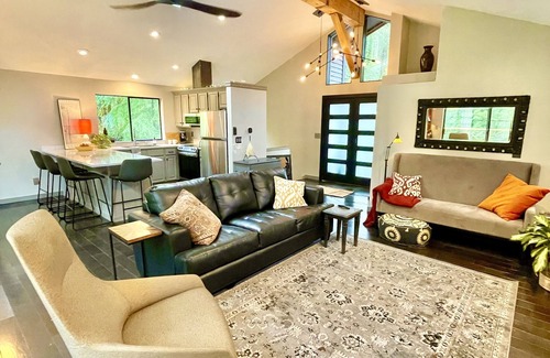 Squak Mountain House | Secluded Tree House Chalet