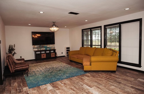 Gober Other | Secluded TX Ranch Retreat. Romantic Sunsets , Hot-tub, Pet-friendly & Gated!