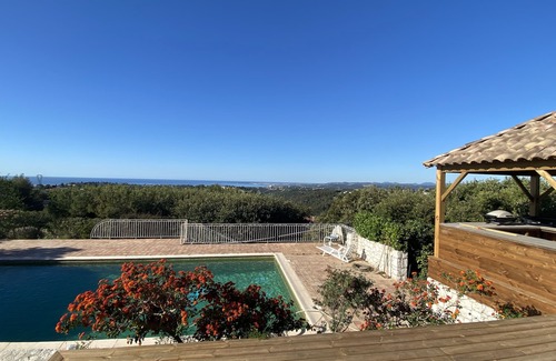 Saint-Laurent-du-Var Villa | Secluded villa with sea view and large swimming pool