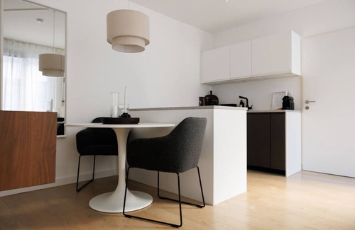 Brigittenau Apartment | Secret Garden Suite with Terrace, 10 min to Center