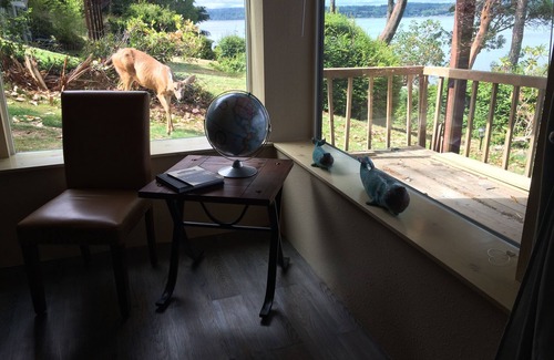 Lakebay House | Secret Island Getaway- Private Beach, Boats, Kayaks & guest only Seafood Farm