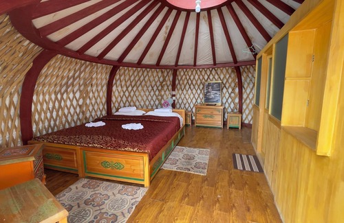 Dundgovi Hotel | Secret of Ongi