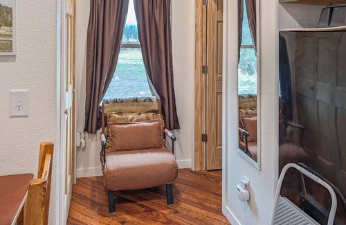 Custer Cabin | Secret Squirrel Sancuary-cabin with pond, garage close to Custer