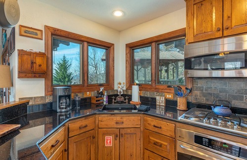 Old Fort House | See Level | Charcoal Grill, Deck & Breathtaking Year-Round Mountain Views!