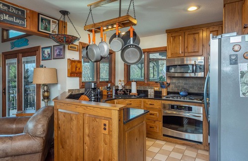 Old Fort House | See Level | Charcoal Grill, Deck & Breathtaking Year-Round Mountain Views!