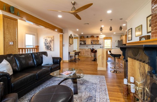 Front Park Apartment | Seeing is Billieving! Look at this luxury 2BR