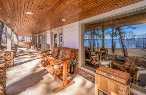 Avinger House | Selah Resort: Lake House with Airstrip