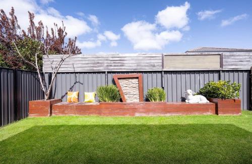 Clyde North House | Selandra Rise - 4 bedroom Private Charm