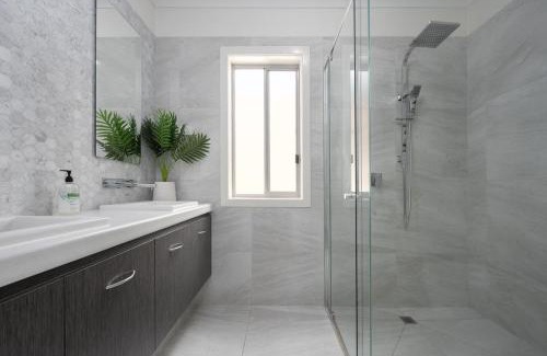 Clyde North House | Selandra Rise - 4 bedroom Private Charm