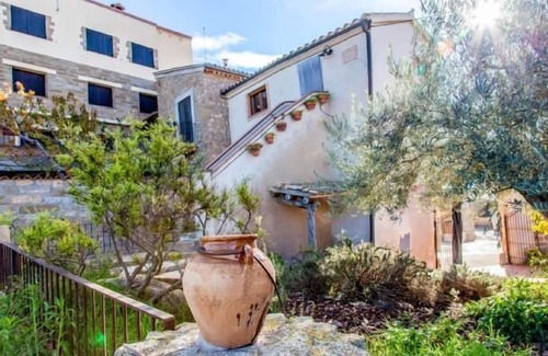 Oliola Cottage | Self catering cottage Cal Albareda for 15 people
