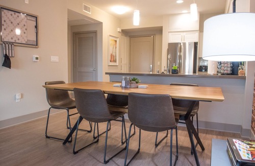 Fullerton Apartment | ✰Self Check in ✰ 100MB Wifi ✰Washer/Dryer✰King Bed