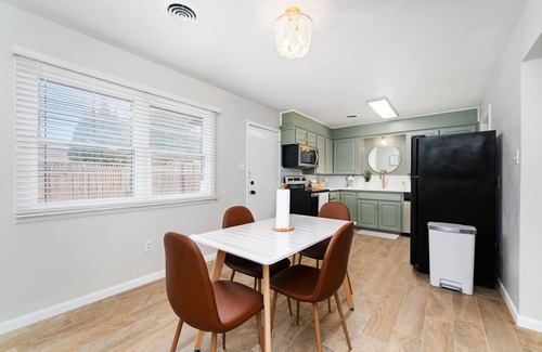 Lubbock House | Self Check-in #2 - Full Kitchen - Modern Design - Central