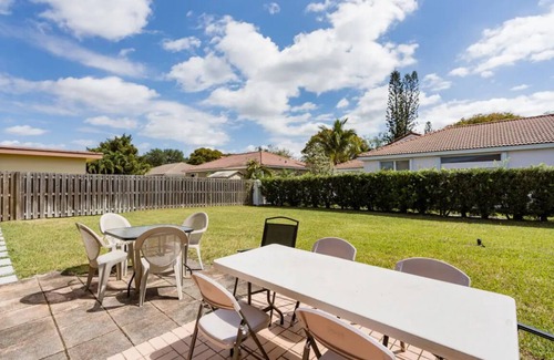 Plantation House | Self check-in Private master room/bath in charming Sunrise