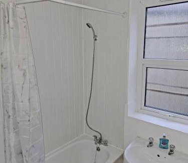 Easton House | Self-Contained 1BR Flat with Free Parking & WiFi