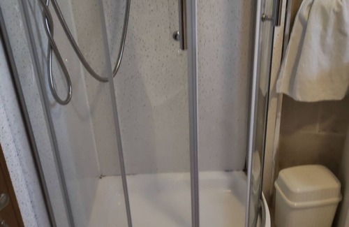 Galston House | Self Contained 2 Bedrooms House free parking