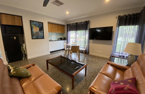 Yarrawonga House | Self contained accom near lake; pool, spa, deck + bbq