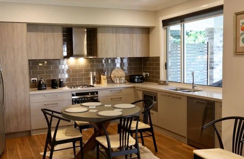 Mittagong Cottage | Self Contained Cottage in Bowral with Fireplace