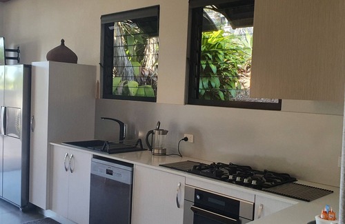 Smithfield House | Self contained studio guest house, pool, great location Smithfield, Cairns