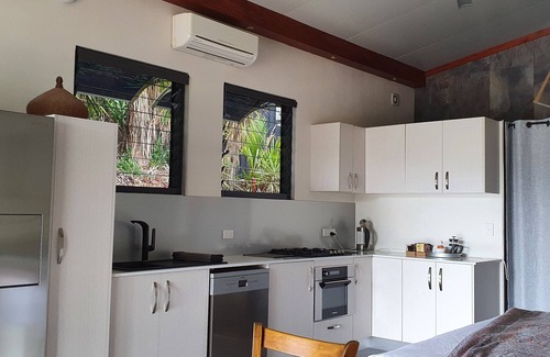 Smithfield House | Self contained studio guest house, pool, great location Smithfield, Cairns