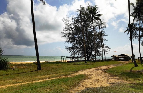 Kampung Sura Masjid Hotel | Semarak Beach Inn