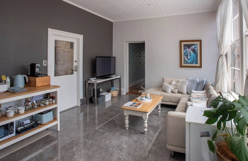 Brukunga House | Semi-detached Guest Suite in Historic Hill's Home