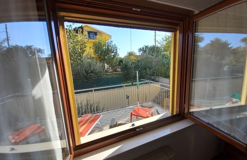 Loreto House | Semi-detached house with garden and carport