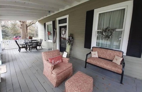 Turin House | Senoia Farmhouse close to town, the home of The Walking Dead.