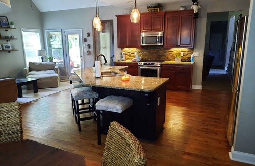 Senoia House | Senoia, GA 5 bed 4 bathroom, 2 miles from downtown Senoia!