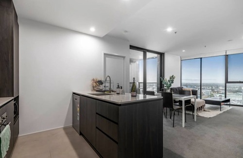 Belconnen Apartment | Sensational City and Lake View Delight Belconnen