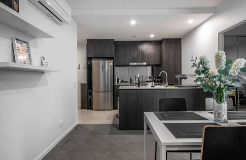 Belconnen Apartment | Sensational City and Lake View Delight Belconnen