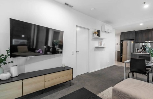 Belconnen Apartment | Sensational City and Lake View Delight Belconnen