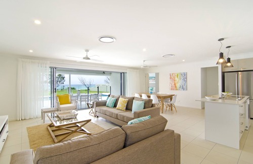 Tugun House | Sentosa at Tugun Beachfront Holiday Home