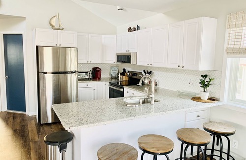 South Beach Haven House | September Openings! 1 house off Beach, 3 Decks with Ocean & Bay Views