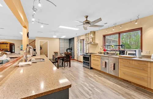 Brodnax House | Serene 22-Acre Country Haven for Families & Groups