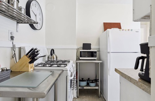Midway House | Serene 2BR Home: Walk to Light Rail, Central Location, Fast WiFi