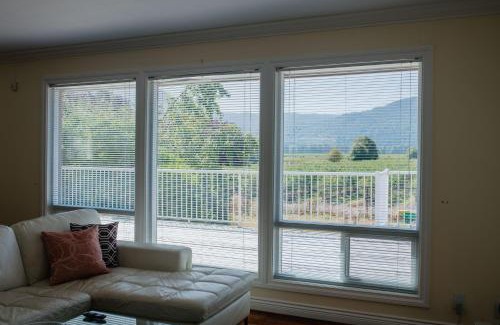 Hatzic House | Serene 3BR Cabin on 8 Acre Farm