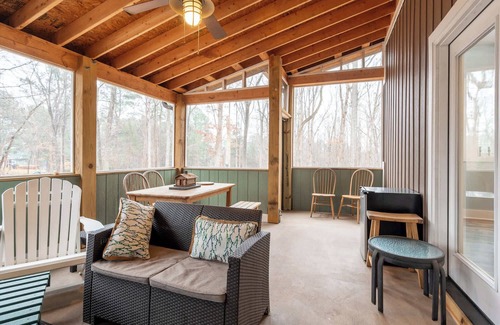 Burlington House | Serene 4br Country Retreat Awaits - Near Greensboro and Elon University!
